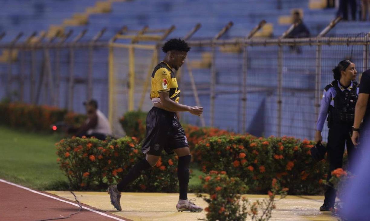 Exon Arzú se fue del campo cabizbajo y triste por su expulsión.