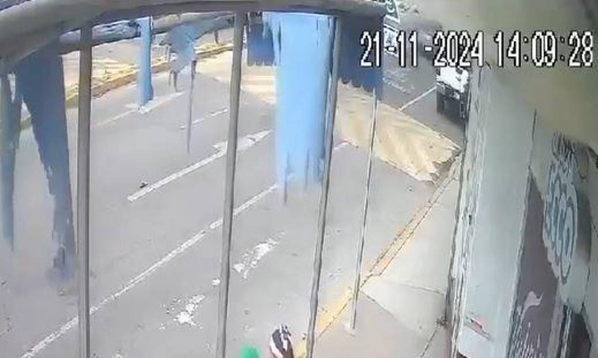 El conductor del bus permaneció en la escena y fue detenido por las autoridades para la deducción de responsabilidad en el hecho. <a rel="nofollow" href="https://x.com/LaPaginaNegraMX/status/1860378128842981594">(CLIC PARA VER VIDEO) </a>