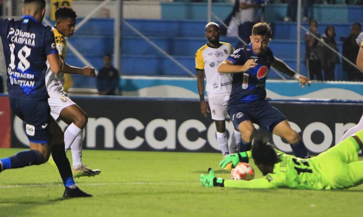 El portero Eddie Roberts del CAI fue figura ya que detuvo varios remates de la zona ofensiva del Motagua.