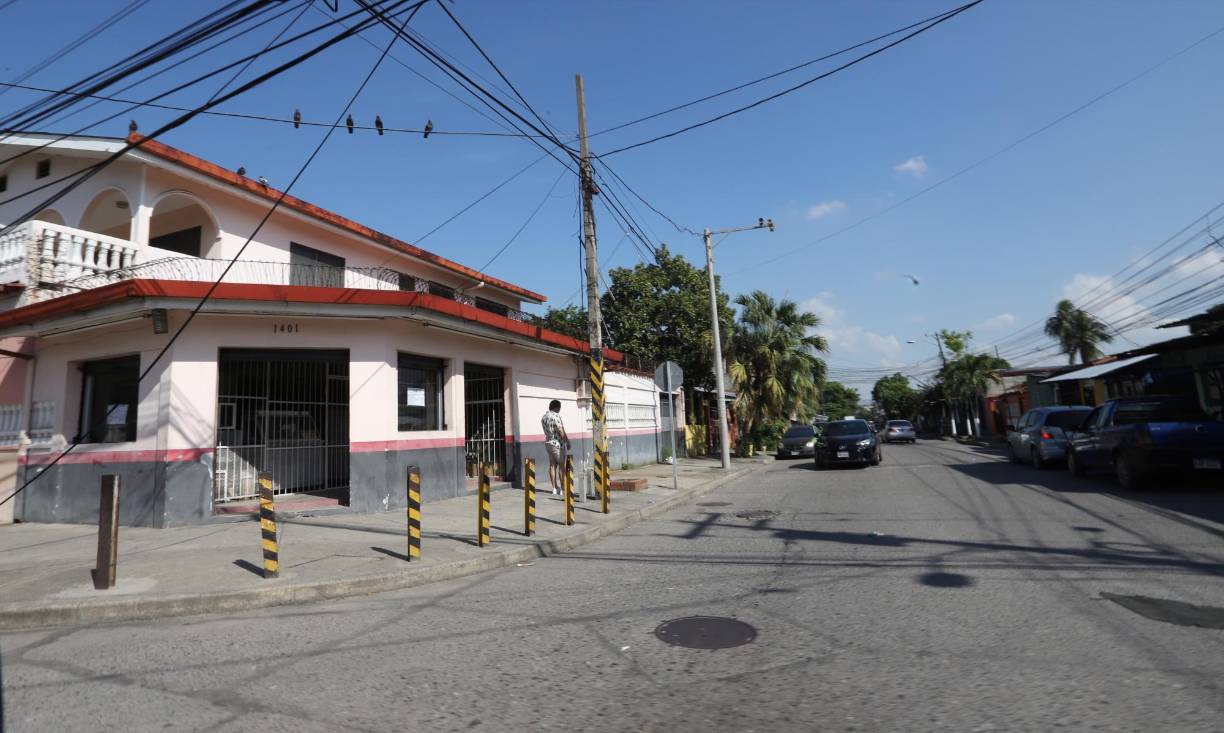 La historia del barrio Cabañas también se remonta a 1961. En este populoso barrio se encontraba el centro penal que en 2017 cerró definitivamente luego de trasladar a más de 1,000 reos a las diferentes cárceles del país. En el terreno donde funcionó la prisión por más de 60 años aún no construyen nada.