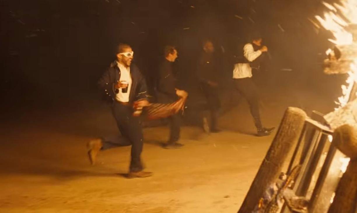 Su nueva tendencia de moda se viene viendo desde sus anteriores éxitos y otro claro ejemplo sería su canción “we she goes”, donde el cantante vuelve aparecer con pantalones de mezclilla, botas y en su vídeo caballos. 