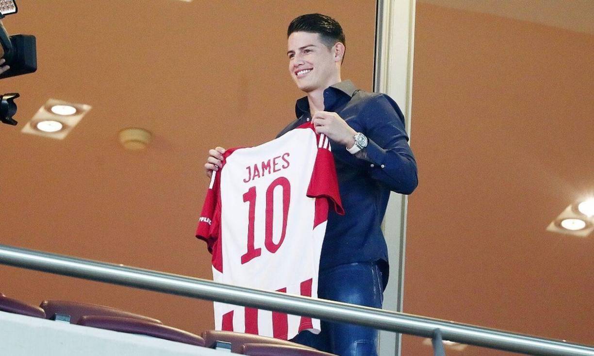 James apareció en el palco principal del estadio Georgios Karaiskakis de la ciudad El Pireo. El Olympiacos presentó en sociedad al colombiano en su propia casa y delante del público en la previa del partido contra Friburgo, por la segunda fecha de la fase de grupos de la Europa League. El cucuteño portó la camiseta número ‘10’.