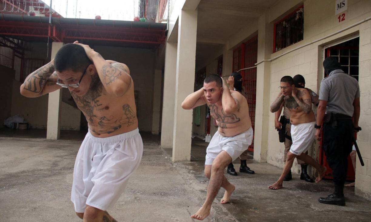 Bukele acompañó su advertencia con un video de la redada en una cárcel donde los agentes sacan a los presos semidesnudos de sus celdas, los fuerzan a correr y los revisan en los patios.