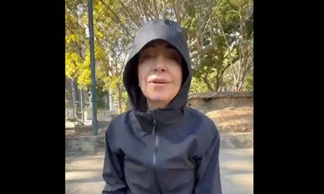 Durante la emboscada, fue arrancada de su vehículo y trasladada por dos hombres armados, quienes la obligaron a grabar un video como prueba de vida antes de liberarla. 