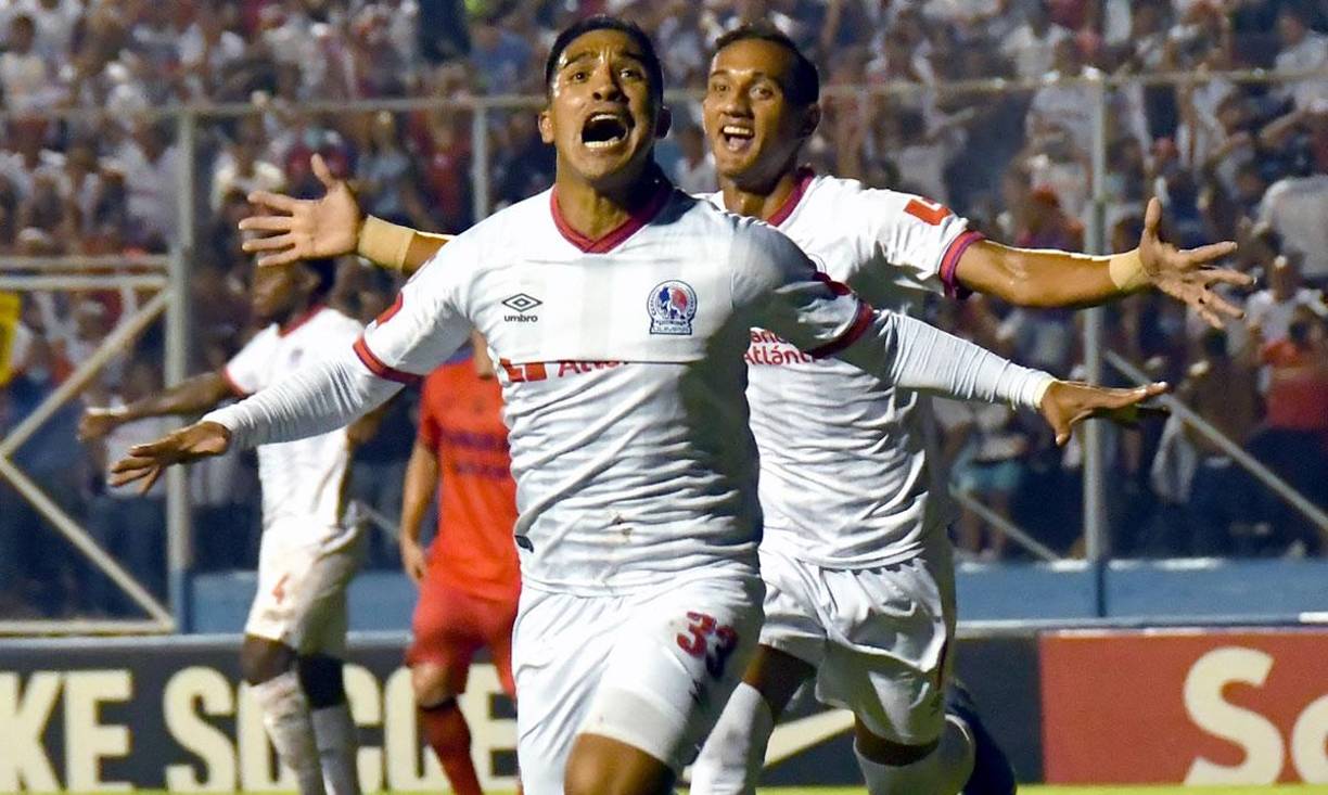 Michaell Chirinos celebrando muy eufórico su gol que dio la victoria y clasificación al Olimpia a cuartos de final de la Liga Concacaf.
