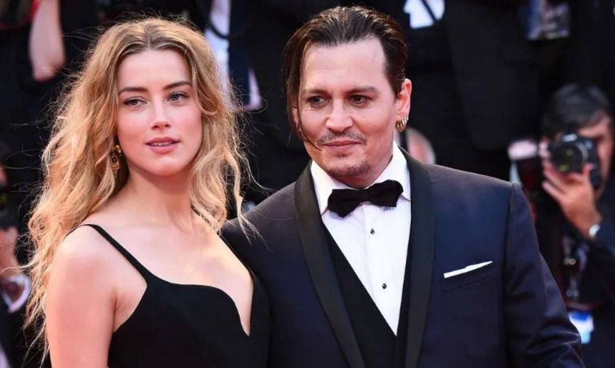 Jhonny Depp y Amber Heard se conocieron en 2009, siete años después contrajeron nupcias en una ceremonia secreta con sus amistades cercanas, al principio, parecía que todo era perfecto y que la pareja tenía una vida feliz y relajada, pero, solo unos años después, Amber Heard pidió el divorcio del actor y lo acusó de haberla golpeado en varias ocasiones. La actriz de “Aquaman” aseguró que el actor de “Piratas del Caribe” tenía un problema con el alcohol y las drogas, y que se convertía en un monstruo violento cada vez que consumía. Depp lo negó todo, pero el caso le dio la vuelta al mundo y muchos comenzaron a pedir que lo despidieran de las películas que tenía en puerta (principalmente la secuela de Fantastic Beasts). 