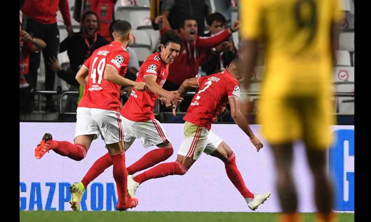 Darwin Núñez corriendo a celebrar con sus compañeros el 3-0.