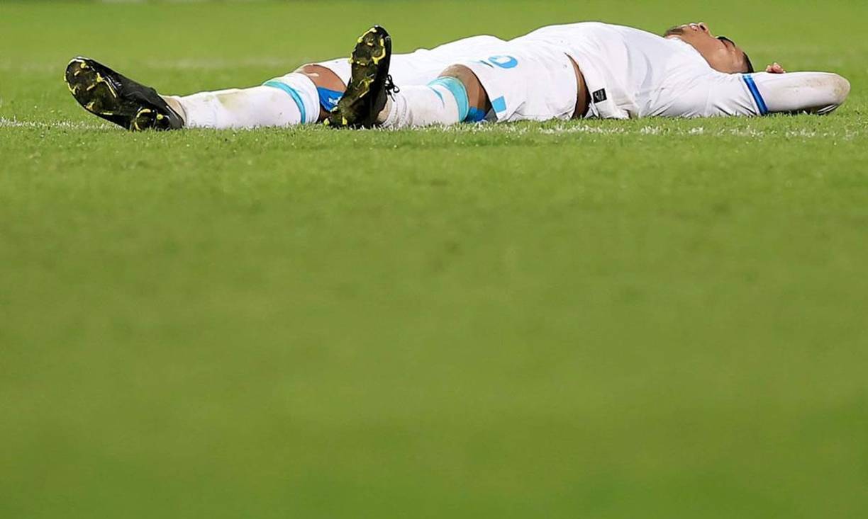 Así quedó tendido en el suelo Isaac Castillo al final del partido.