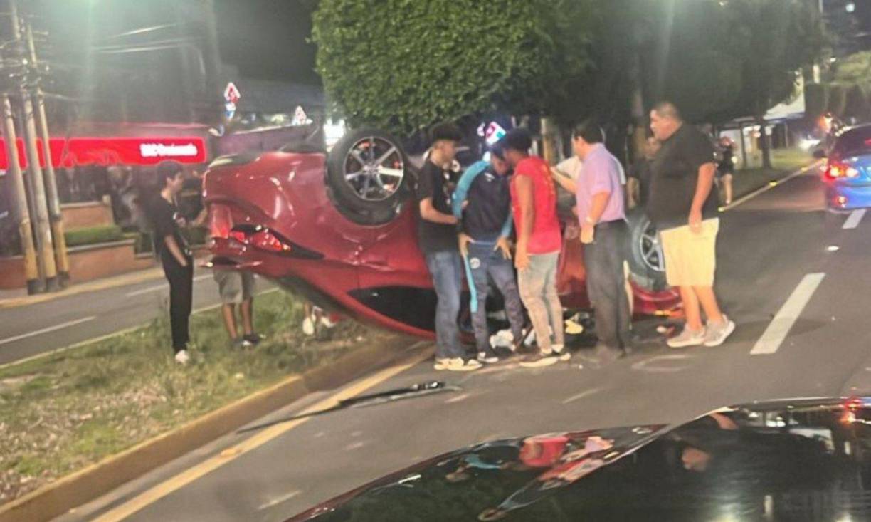 Las imágenes del vehículo volcado muestran el impacto severo del accidente, que pudo haber tenido consecuencias mucho más graves.