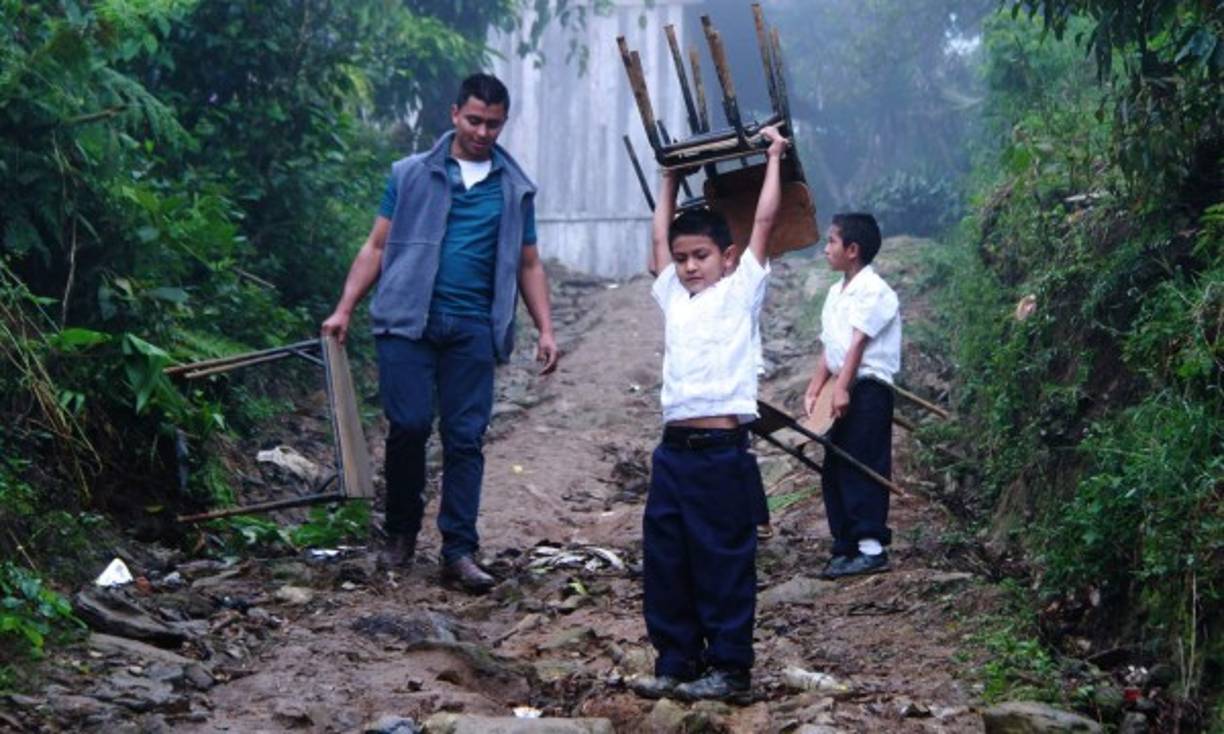 Otro factor es el tema de la contratación de maestros, los vecinos piden una plaza para el docente Méndez, pues “los maestros que han llegado solo trabajan dos meses y se van”, indicó José Santos Arriaga, presidente de la asociación de padres de familia.