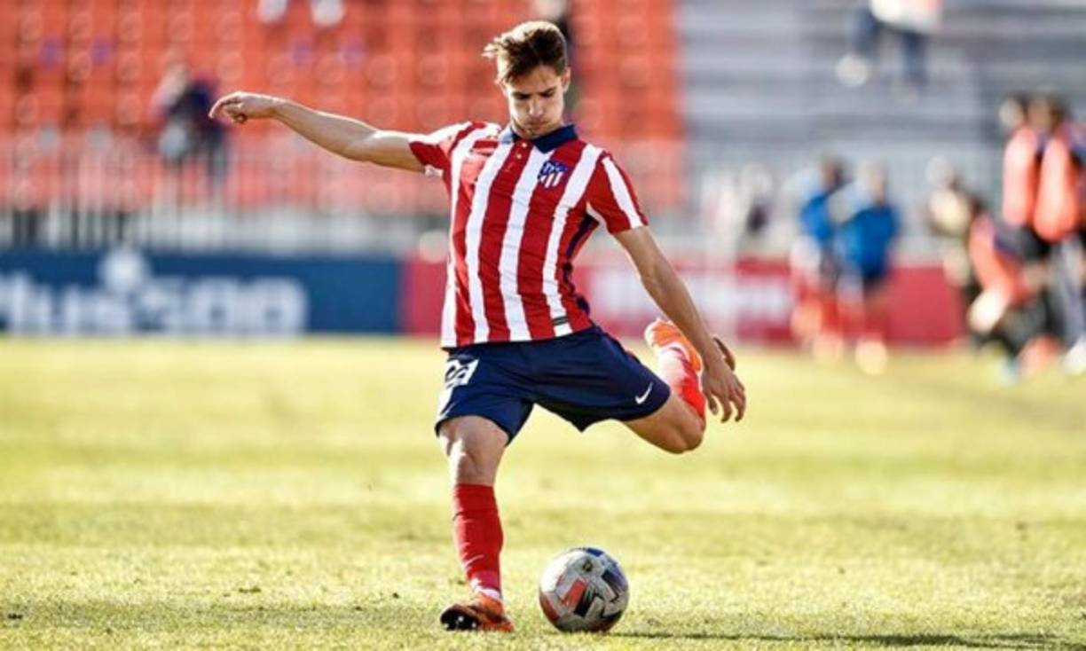 El Celta de Vigo anunció este viernes el fichaje del lateral izquierdo Fernando Medrano, que procede del Atlético de Madrid y que firma un contrato con la entidad gallega para las cinco próximas temporadas. El defensa madrileño, capitán del filial rojiblanco la pasada campaña, estaba realizando la pretemporada con el vigente campeón de LaLiga a las órdenes de Diego Pablo Simeone, quien lo alineó en tres de los partidos amistosos disputados por su equipo este verano.