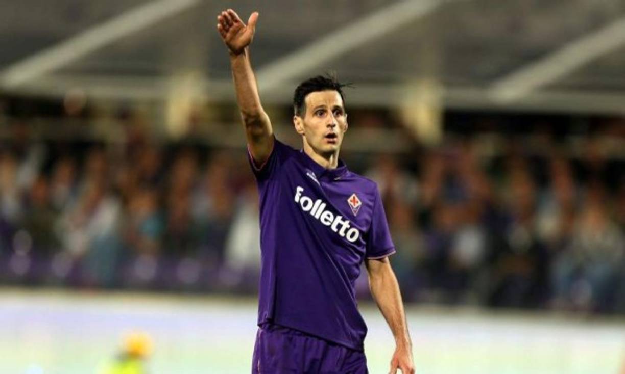 Kalinic: Según Tuttosport, el atacante sería opción para el Milan en caso que no consigan firmar a Diego Costa, Aubameyang o Belotti; la Fiorentina sabe que no podrá retener al croata, pero al menos quiere asegurar 25 kilos por su traspaso.