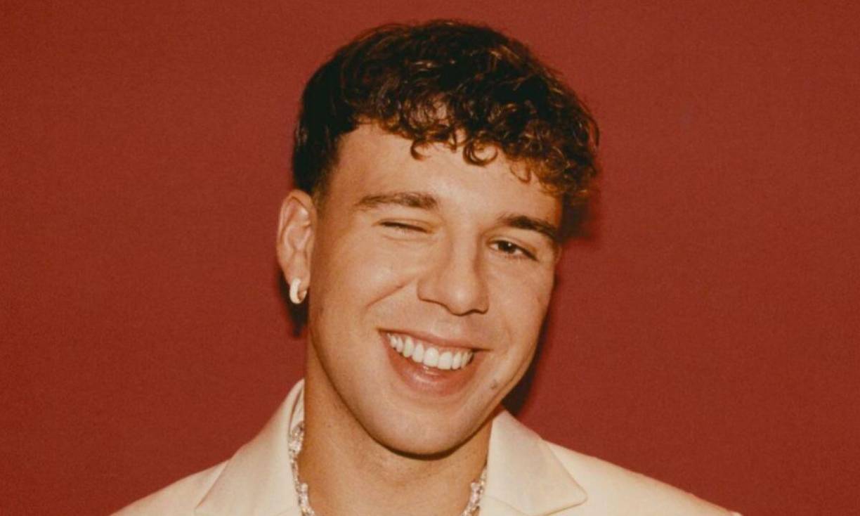 En las últimas semanas el artista ha desvelado que este trabajo incluye 18 canciones, con colaboraciones entre ellas de Aitana, Pitbull y Yung Beef, y que musicalmente contienen “poco reguetón”, aunque se mantienen el resto de elementos distintivos de su música.