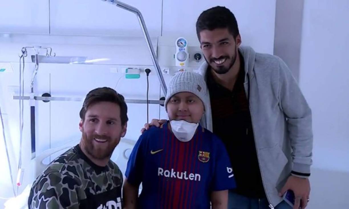 Los dos cracks del fútbol mundial dejaron a un lado la pelota y mostraron su lado más humano con el niño catracho.