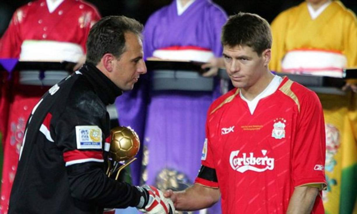 El duelo de leyendas entre Steven Gerrard y Rogerio Ceni fue ganado por el golero brasileño, que le sacó una pelota de gol al volante inglés en el encuentro tras un tiro libre.