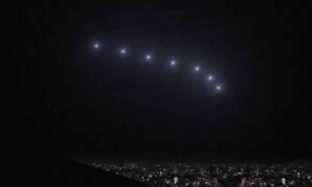 LUCES SOBRE PHOENIX, ARIZONA (1997)<br/>Las llamadas Luces de Phoenix fueron una serie de avistamientos de ovnis que reportaron haber sido vistos en los Estados de Arizona, Nevada (EEUU) y Sonora (México), la noche del 13 de marzo de 1997. Varios testigos informaron haber visto una formación triangular de luces desplazándose sobre el cielo, e incluso una serie de luces fijas en la misma forma en el área de Phoenix, Arizona. Los militares intentaron explicar la aparición como luces de bengala procedentes de aviones que efectuaban maniobras en esa zona la noche en cuestión, pero muchos todavía creen que se trató de objetos de origen extraterrestre.<br/>