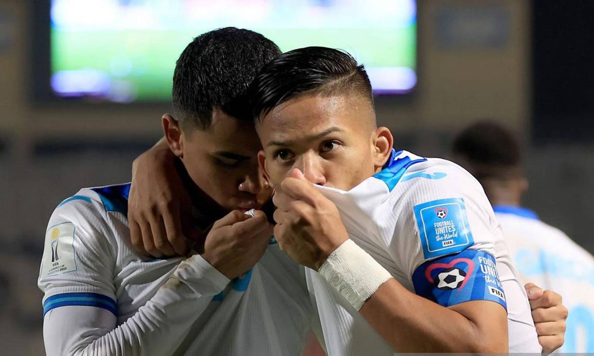 Isaac Castillo y Tomas Sorto besan el escudo de la Selección de Honduras.