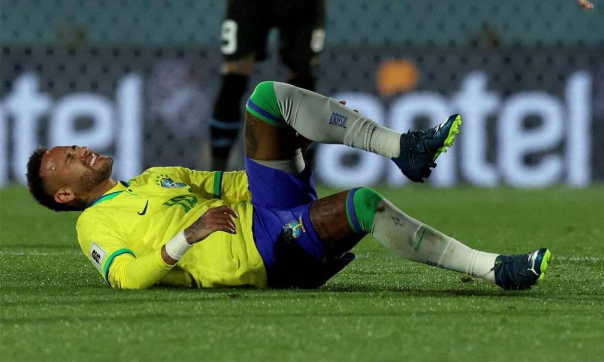 Lesión de Neymar: El crack de Brasil sufrió en octubre de ese mismo año la peor lesión de su carrera: rotura total del cruzado anterior y del menisco.