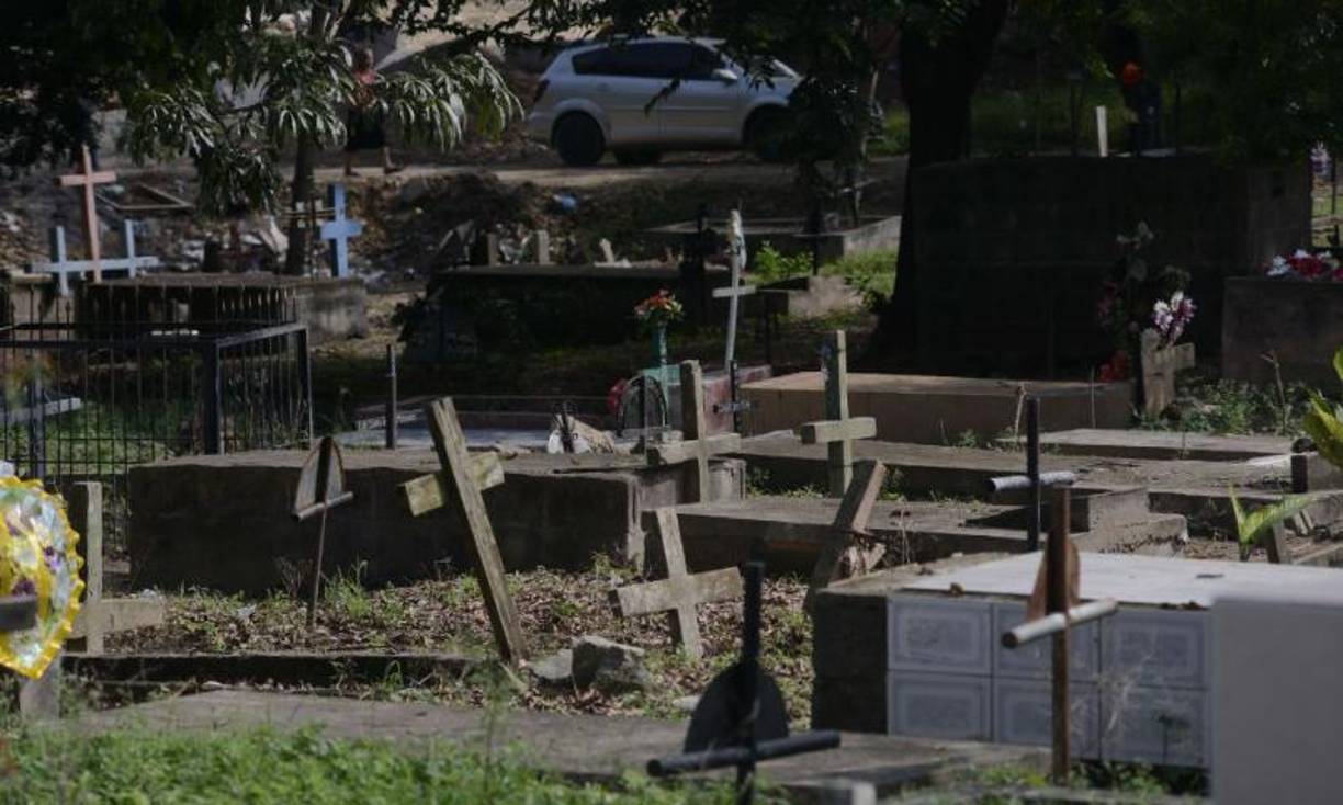 Un informe de la Dirección Policial de Investigaciones (DPI) da cuenta que de 2019 a febrero de 2021 hubo 2,434 reportes de desaparecidos, por lo que se sospecha varios de este grupo pudieron estar entre los hallados muertos y luego enterrados en los nichos.