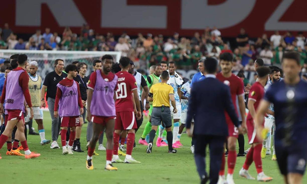 Tras el pitazo final, los jugadores de Qatar se fueron en busca de los de Honduras y empezaron un zafarrancho.