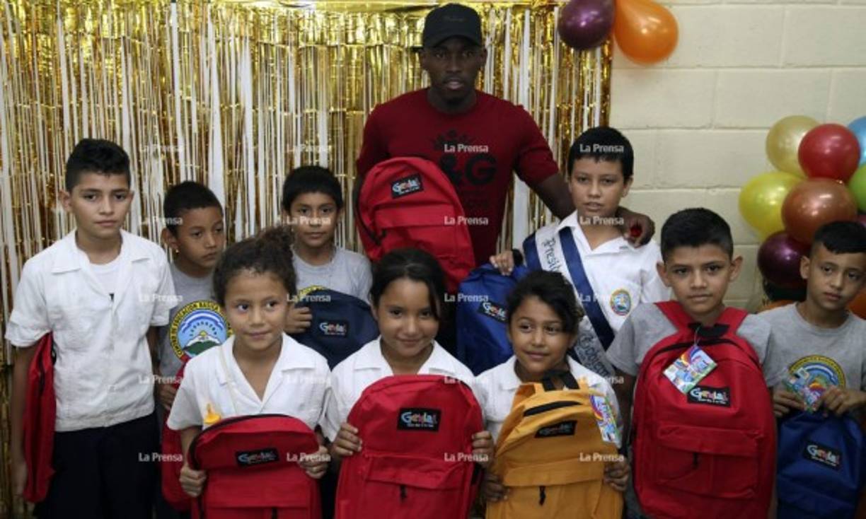 Alberth Elis también donó otros accesorios a la escuela Fidelina Cerros.