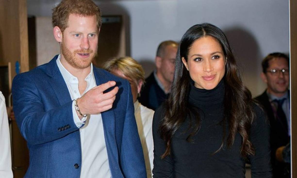 Desde que anunció su compromiso con el príncipe Harry, el pasado de Meghan Markle comienza a acecharla mientras los tabloides procuran sacar sus momentos 'sexys' o escandalosos para crear polémica. La futura miembro de la realeza participó en el año 2006 como edecán en el programa ‘Deal or No Deal’, en el que lució distintos atuendos reveladores, como el de “Sexy Santa“, informó The Daily Mail. Markle era una de las chicas que sostenía los portafolios que contenían distintas cantidades de dinero; según varias compañeras que trabajaron con ella, papel para el cual era necesario hacer las audiciones en traje de baño.