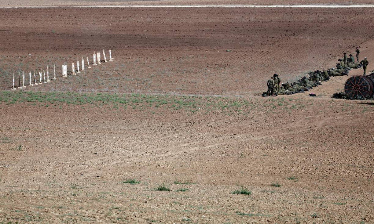 La tropa espera la orden de pasar a la acción para cumplir con el objetivo de destruir a Hamás, el movimiento islamista que gobierna Gaza desde 2007, informaron portavoces del ejército.
