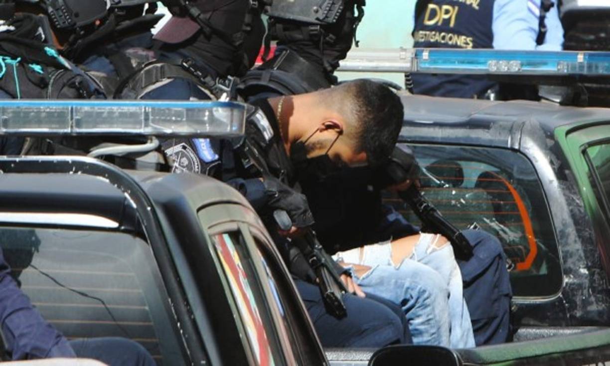 Los agentes de la Policía Militar del Orden Público allanaron varios comercios y detuvieron a varias personas para efectos de investigación.