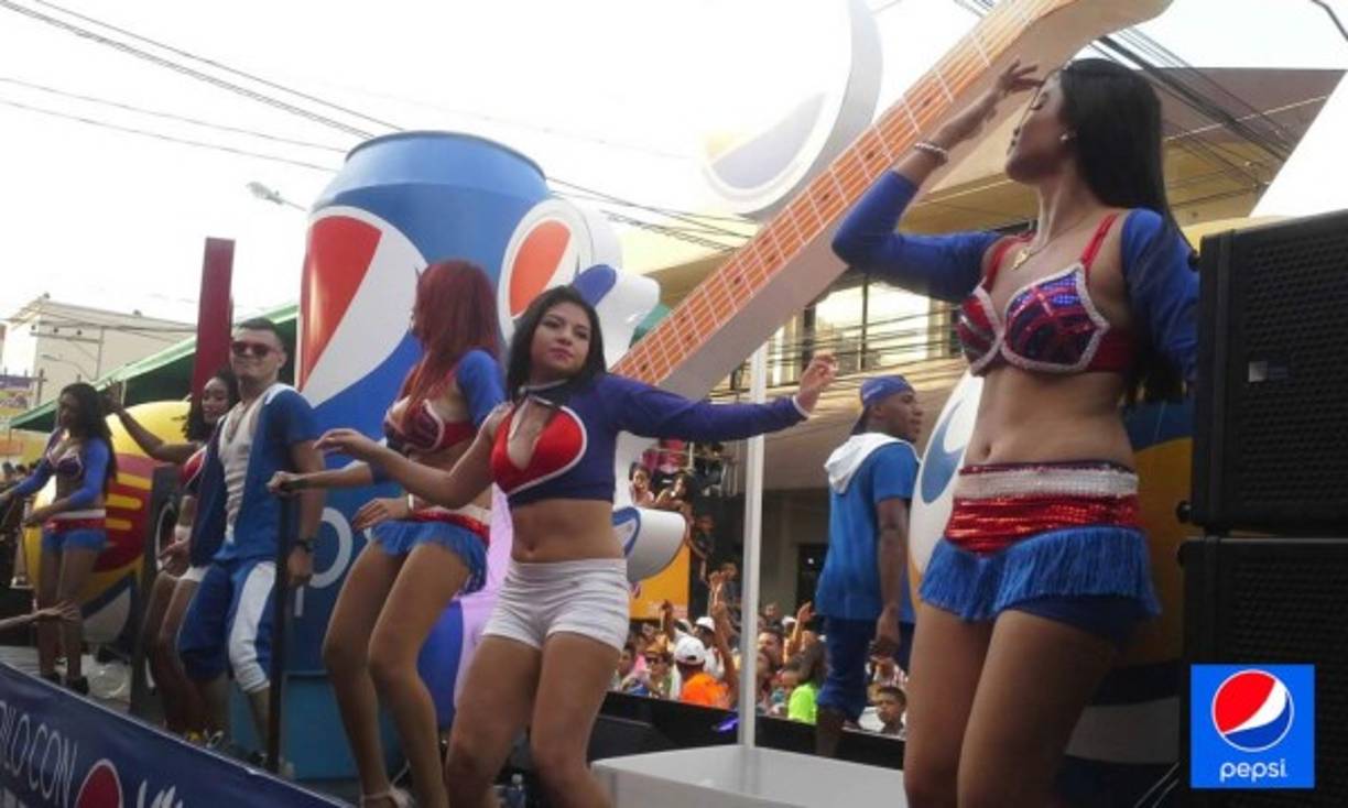 Al ritmo de la música un grupo de mujeres animan en el gran carnaval de la ciudad de La Ceiba, Atlántida.