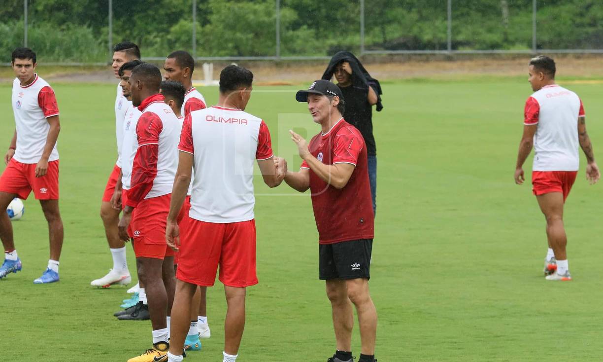 Pedro Troglio en el momento que le daba la bienvenida a Juan Pablo Montes.