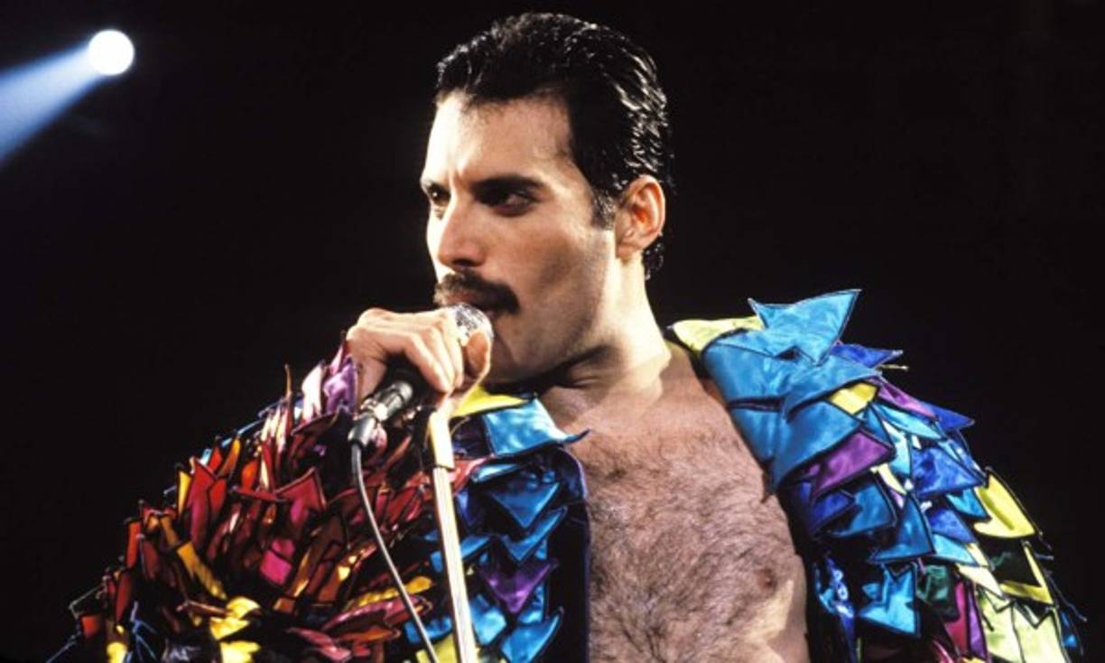 Freddie Mercury, de la banda de rock Queen, perdió la vida a causa del sida. Murió el 24 de noviembre de 1991. Tenía 45 años.