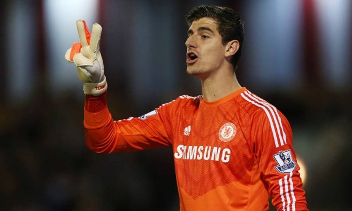 Según el Daily Telegraph, debido a todos los rumores sobre el interés del Real Madrid por Thibaut Courtois, el Chelsea estaría preparando una oferta de renovación para que el meta belga siguiese muchos años más defendiendo las porterías de Stamford Bridge.