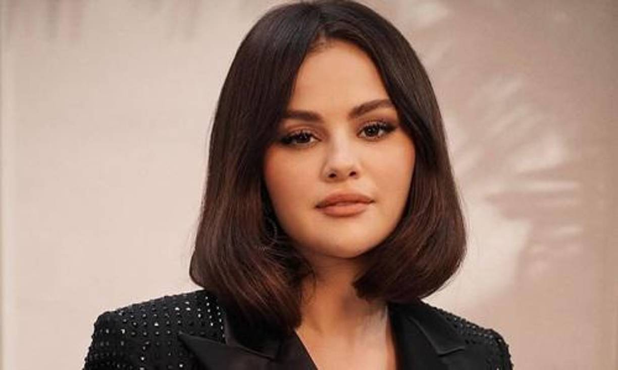 Selena Gomez recurrió a Instagram a las diez de la noche del miércoles 11 de diciembre para anunciar oficialmente su compromiso con su pareja y productor musical ,Benny Blanco. La fundadora de Rare Beauty y estrella de “Emilia Pérez” compartió una publicación en carrusel de imágenes, en la que aparece su anillo de diamantes.