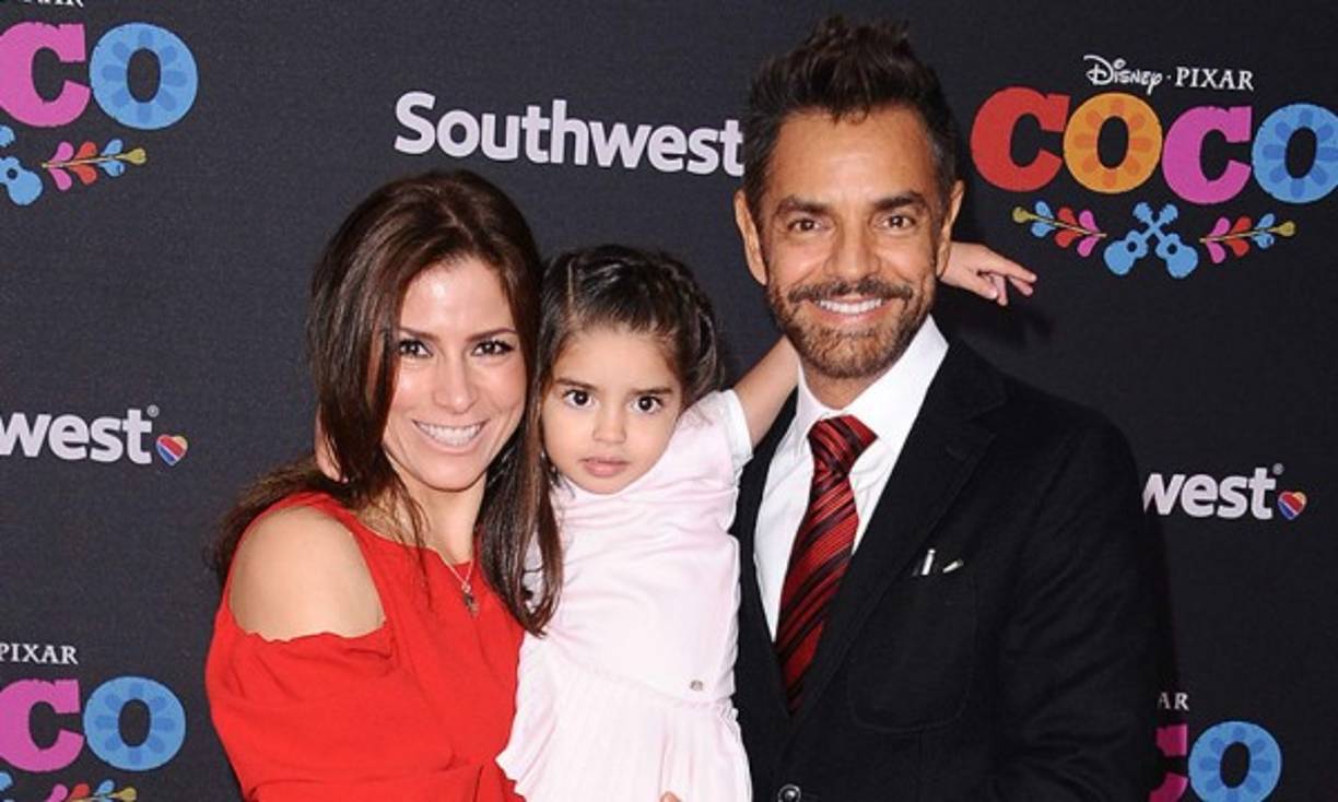 El amor rápidamente floreció y luego el actor le propuso matrimonio de una manera muy peculiar. Eugenio sorprendió a Alessandra llegando como un príncipe con su caballo y otras sorpresas que hicieron que la cantante le dijera que sí.