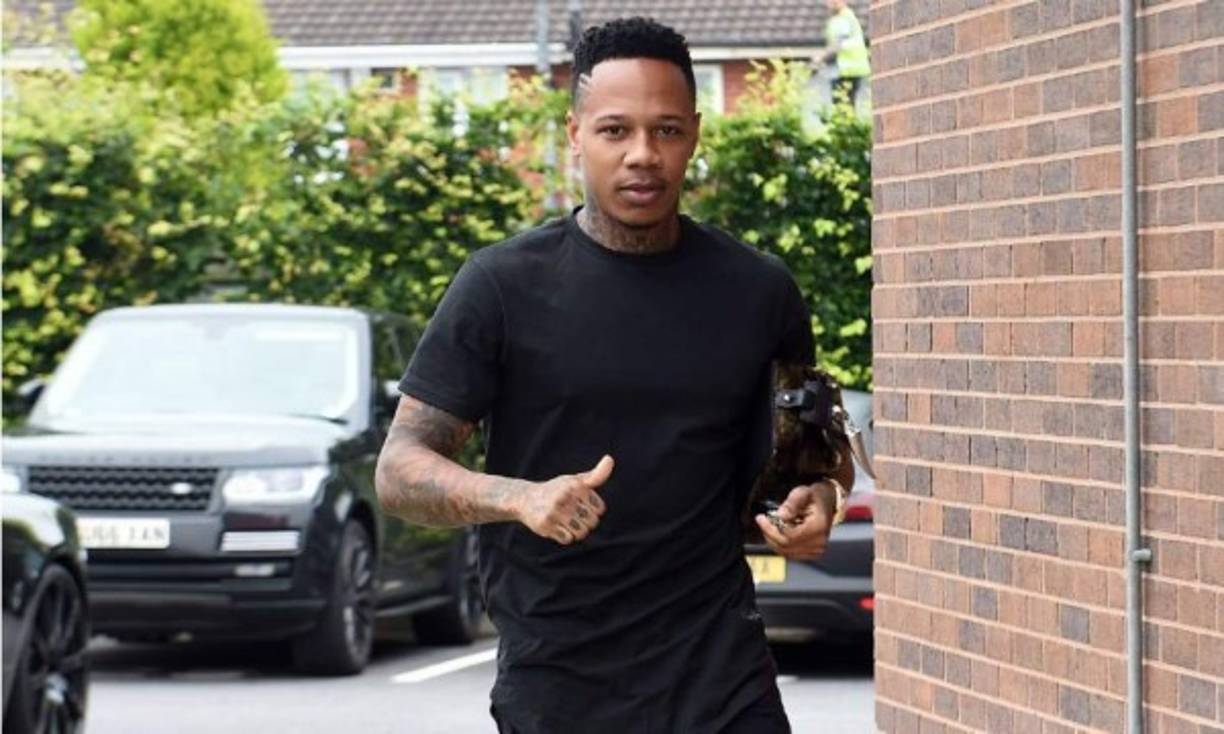 Nathaniel Clyne, cedido al Bournemouth por parte del Liverpool, aprovechó que no entró en la convocatoria de un partido para organizar un viaje junto a un grupo de amigos compuesto por siete hombres y ocho mujeres, dos de las cuales eran menores.