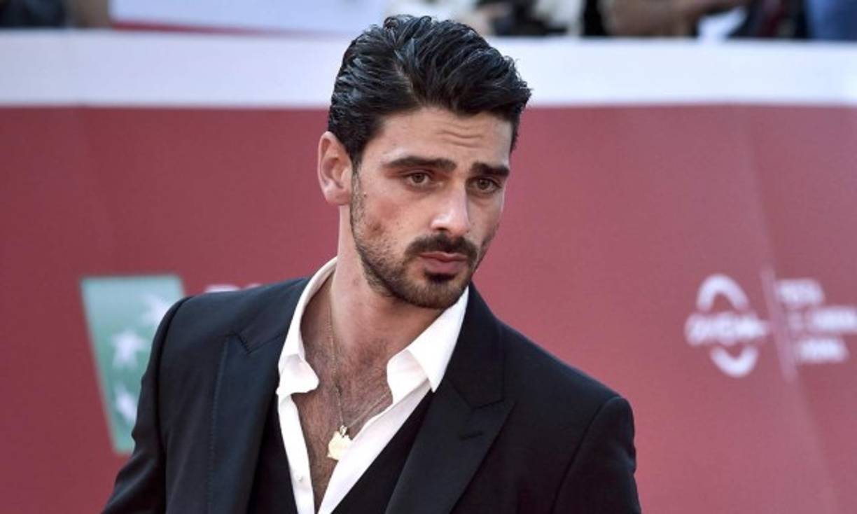 Esta misma semana han salido a la luz unas fotografías tomadas durante el rodaje de la esperada secuela de la película '365 días', la respuesta de Netflix al fenómeno de cine erótico que inició 'Cincuenta sombras de Grey' y que ha cosechado tanto éxito entre los usuarios de la plataforma de streaming como reacciones negativas de la críticas especializada.