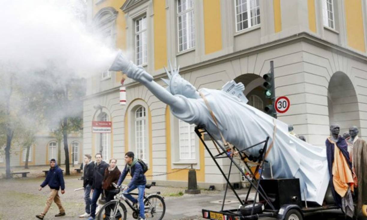 Alemania. Protesta contra eua por el clima. Con una estatua de la libertad de la que emana humo, decenas protestaron por el consumo de combustibles fósiles en la conferencia climática en Bonn.