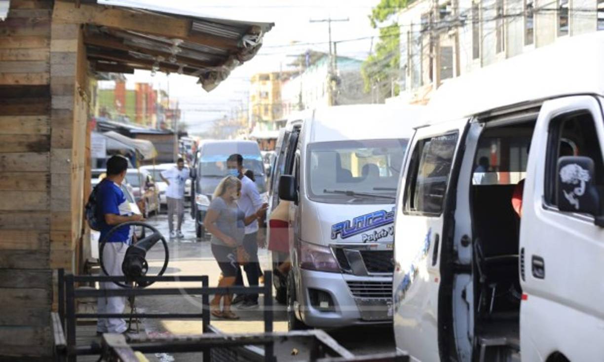 Jorge Andino, vocero del Instituto Hondureño de Transporte Terrestre (IHTT), dijo que el porcentaje autorizado de pasajeros es del 50% si los pasajeros llevan solamente mascarilla, pero que si todos llevan careta o lentes adicional a la mascarilla se les permite el 100%.