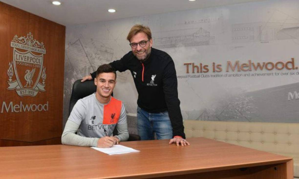 El Liverpool hizo oficial este miércoles la ampliación de contrato hasta 2022 de Philippe Coutinho, que pasa a ser el jugador mejor pagado de la plantilla ‘red’ y ha señalado a la web del club que son dos las razones que le han llevado a tomar la decisión de seguir en Anfield rechazando el interés de otros grandes clubes que le pretendían, como el FC Barcelona. Los ‘reds’ no revelaron detalles sobre el acuerdo, pero la prensa estima que Coutinho firmó por cinco años y que recibirá entre 150.000 libras (188.000 dólares, 175.000 euros) y 200.000 libras por semana.