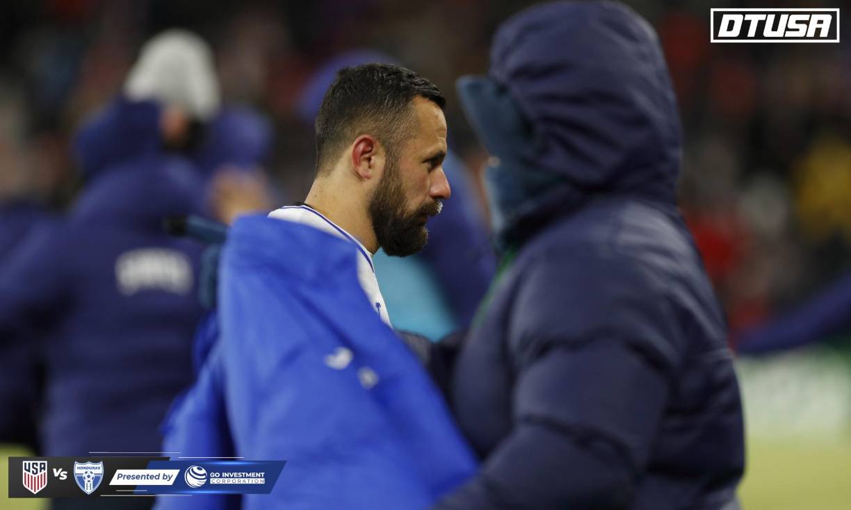 Alfredo Mejía caminando al vestuario tras el final del partido.