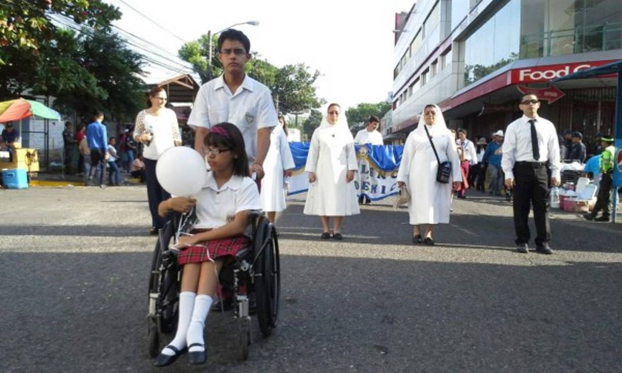 Marbella Leiva, alumna del Instituto Madre María Luisa de San Pedro Sula, no dejó de desfilar.