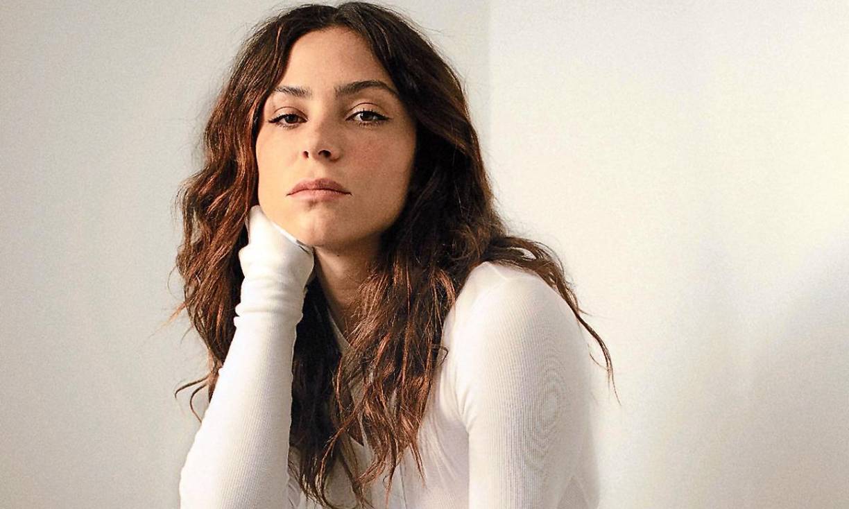 ISABEL (PAULINA DÁVILA) ”Isabel representa este lado más vulnerable de Griselda, en el que ella no puede permitirse ser menos, y debe estar lidiando con un mundo de hombres. Entonces, a través de ella podemos ver un mundo que tiene que ver con la amistad, con el reencuentro de dos mujeres que comparten un pasado complejo y que un poco las dos están luchando para tener una vida mejor, con mejores oportunidades”, comparte Paulina Dávila, actriz que da vida a una joven empleada de Griselda que le da consuelo y amistad en la turbulenta aventura del tráfico de cocaína.