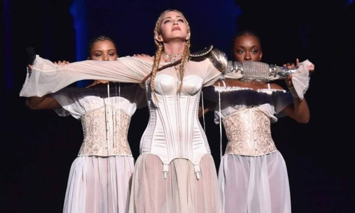 Post Red Carpet<br/><br/>Tras desfilar por la alfombra roja, una vez dentro, los invitados son recibidos y 'obligados' a recorrer la exhibición. Después pasan a un cóctel que dura alrededor de una hora, seguido de una cena y, para rematar, algún show. El año pasado fue Madonna la encargada de realizarlo.<br/><br/>