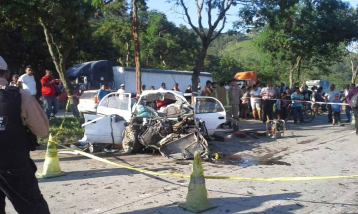 Este accidente vehicular, que sucedió en el bulevar del norte que conduce a Puerto Cortés, dejó como resultado tres hombres muertos y otros tres heridos. El lamentable se produjo el 24 de noviembre del 2014 frente a la posta policial de Río Nance, en Choloma. El fuerte impacto fue entre un turismo Geo Prizm, color blanco, y una camioneta Chevrolet Tahoe, negra, blindada.<br/>Las víctimas fueron identificadas como Elmer Flores, Selvin Laboriel y Carlos Oliva, y el cuarto pasajero identificado como Marcos Moreira que resultó herido y fue trasladado de emergencia al hospital Mario Catarino Rivas.