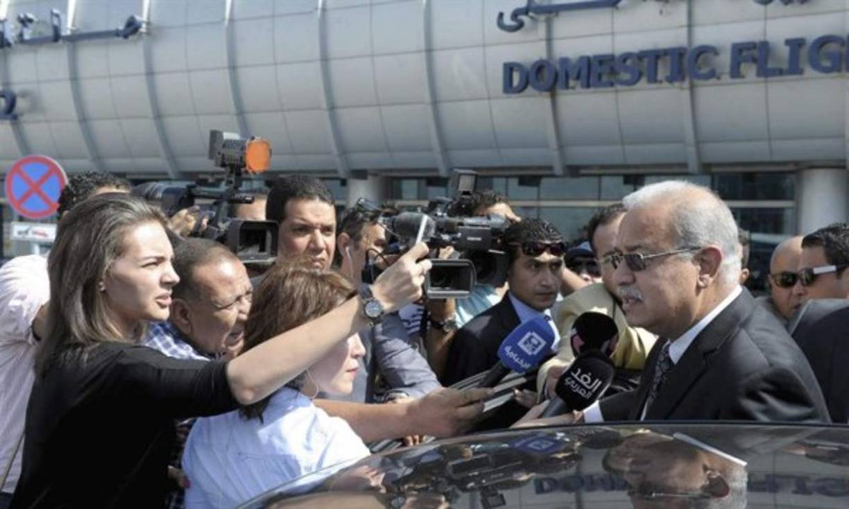 El ministro de Asuntos Exteriores galo, Jean-Marc Ayrault, sale del hotel Mercure, donde se han reunido los familiares de pasajeros del vuelo MS804.