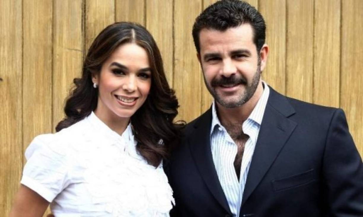 Bibi Gaytán y Eduardo Capetillo son una de las parejas del mundo de la farándula más estables. Se casaron en 1994 y desde entonces han permanecido juntos, alejados en los últimos años de los reflectores.