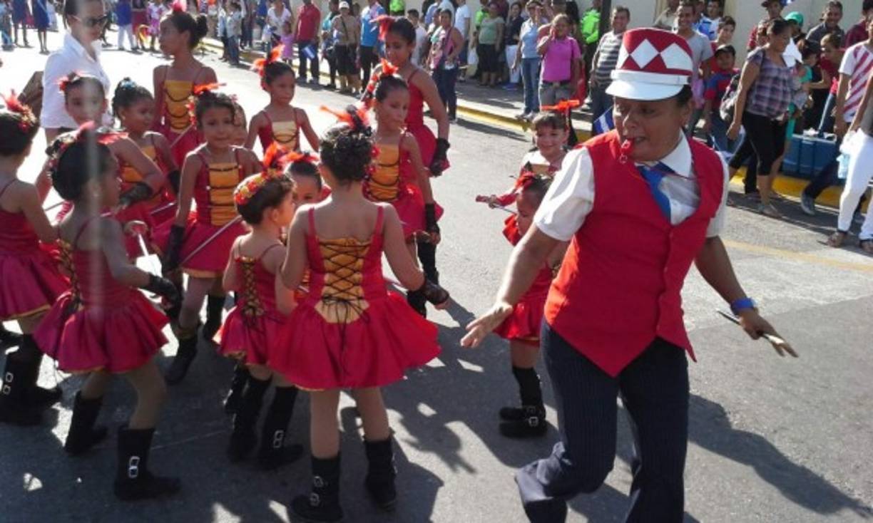 Marisela Ochoa dirige la banda y las palillonas del Instituo Técnico Tridentino en San Pedro Sula.