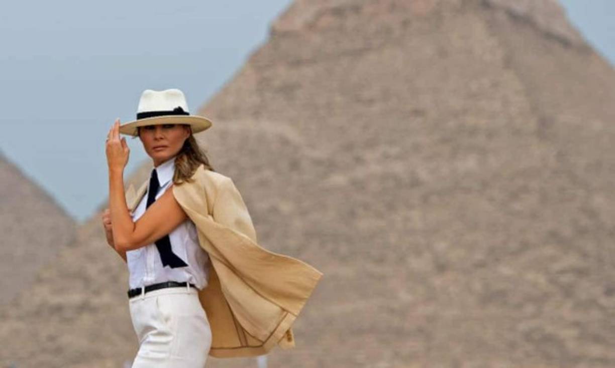 Antes de ser modelo y llevar una vida del lujo, Melania Knauss, vivía en un modesto apartamento en un bloque de pisos con su familia en el pueblo de Sevnica. Es hija de Viktor Knavs, que trabaja en un concesionario de coches, y de Amalija, en una fabrica textil.