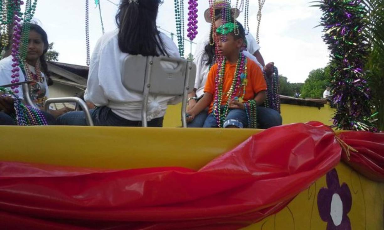 Los tradicionales collares de colores están presentes en la fiesta.
