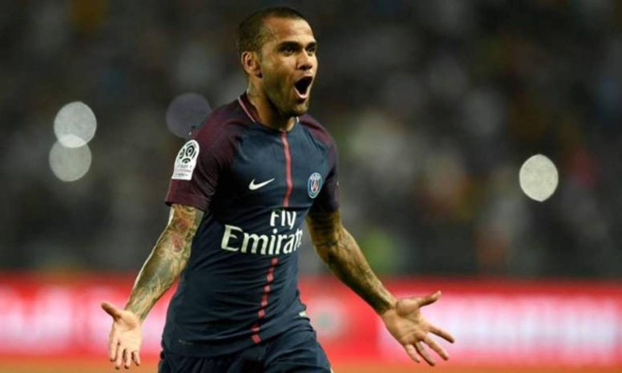 Dani Alves: El lateral brasileño finaliza su contrato con el PSG, tuvo anteriormente grandes actuaciones con el Barcelona.